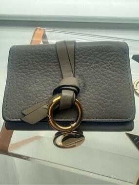 Title:Authentic Chloé Alphabet Tri-Fold Leather Wallet - Cashmere Grey (2020)